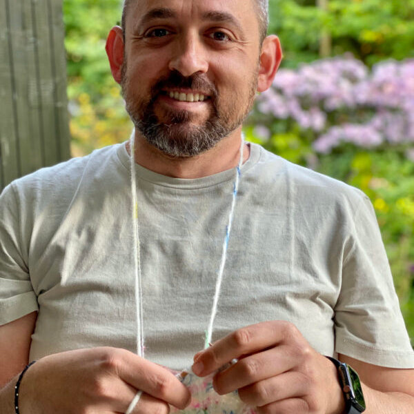 Slavi elsker at strikke. “Jeg lyttede bare. Og så gik jeg hjem og fortalte det til min mor”