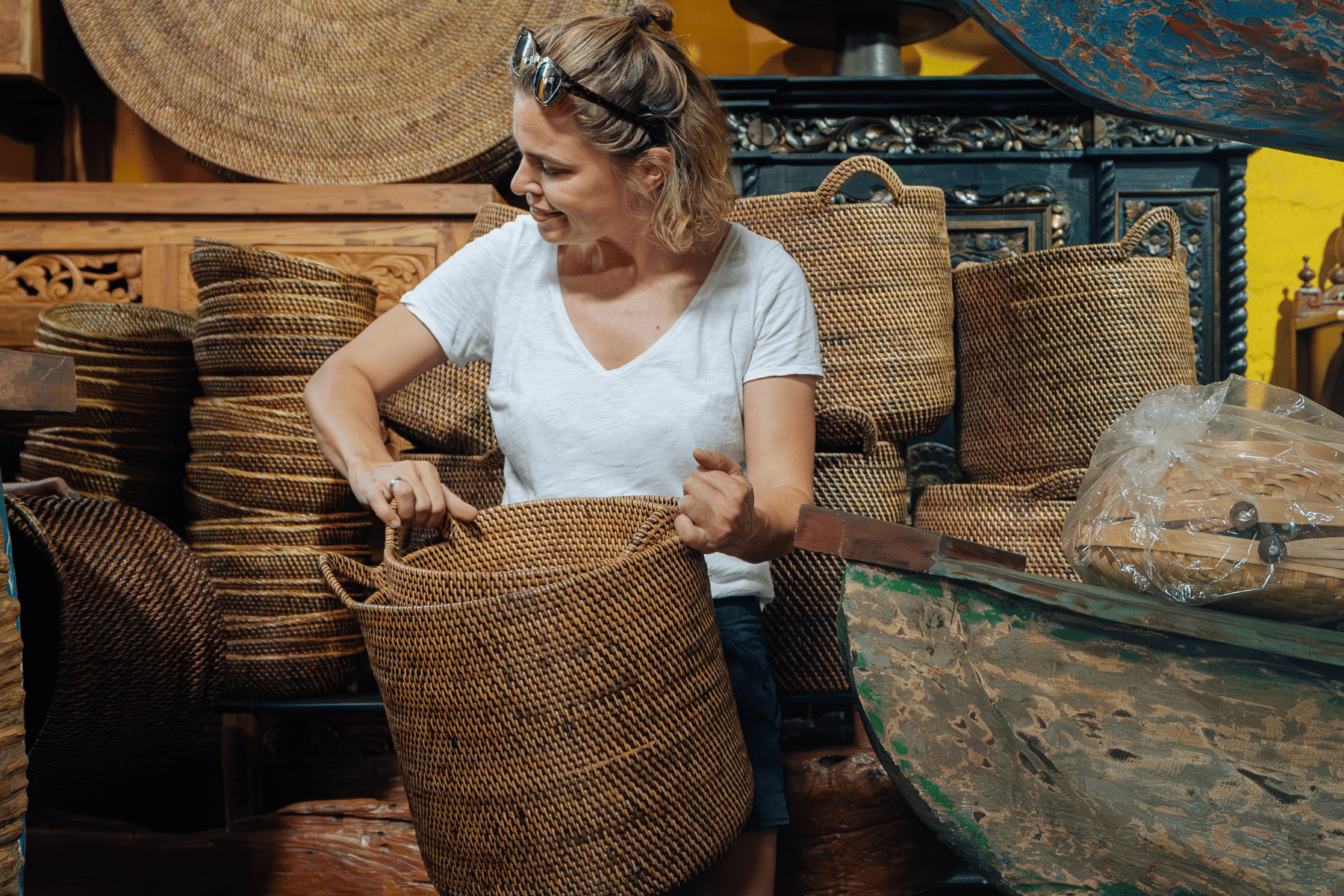 Silke fra Bali Bali med kurve i hånden